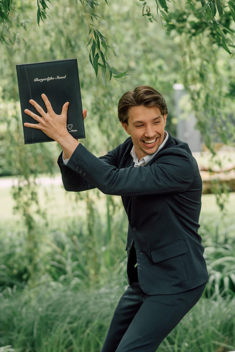 Willem Koopmans, BABS in Venlo, met het trouwboekje van de Burgerlijke Stand